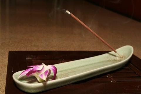 How to Make Incense Sticks With Essential Oils
